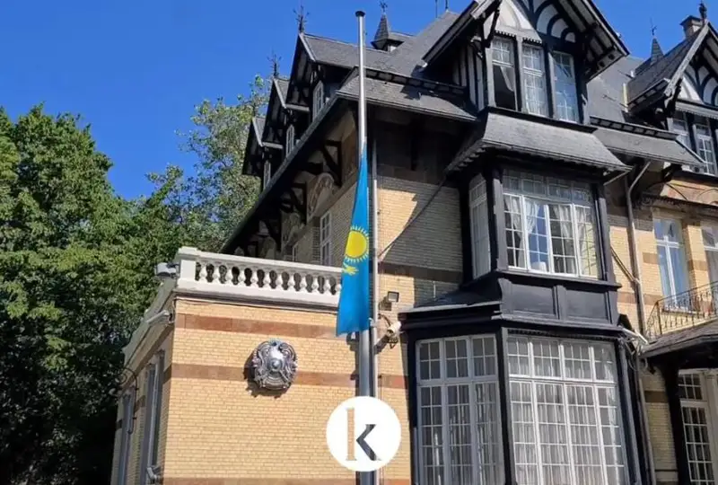 День траура: местные жители и дипломаты приходят в посольство Казахстана в Брюсселе