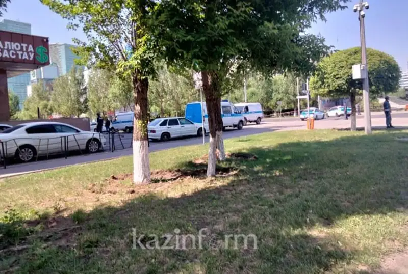 Астанадаги Kaspi банк биносида қуролланган шахс бир неча кишини гаровда ушлаб турибди