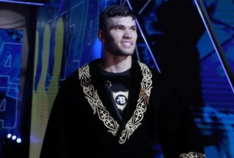 Казахстанский боксер с двумя поясами опустился в рейтинге IBF