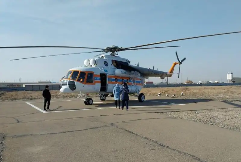 На поиски очагов пожара на побережье Каспия в Атырау отправили вертолет