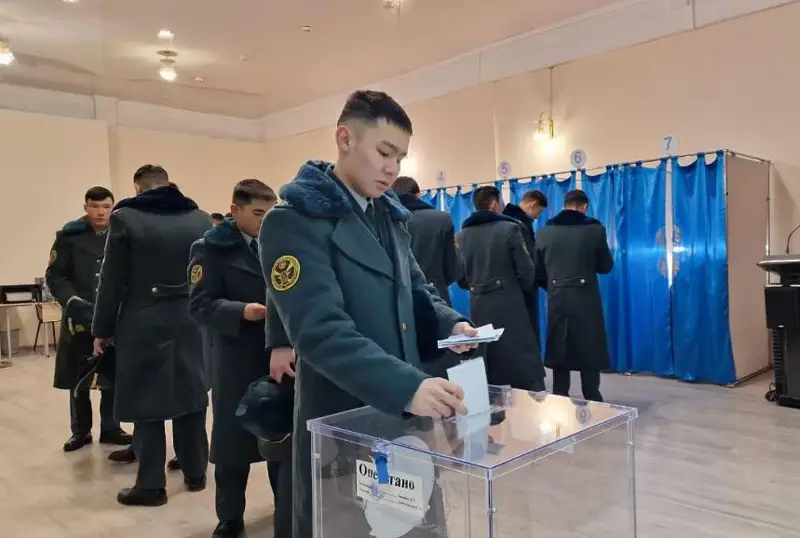 Будущие военные летчики и инженеры проголосовали в Актобе
