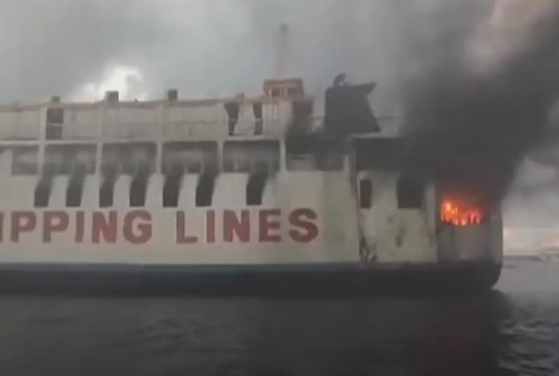 Паром с 120 людьми загорелся в море у берегов Филиппин