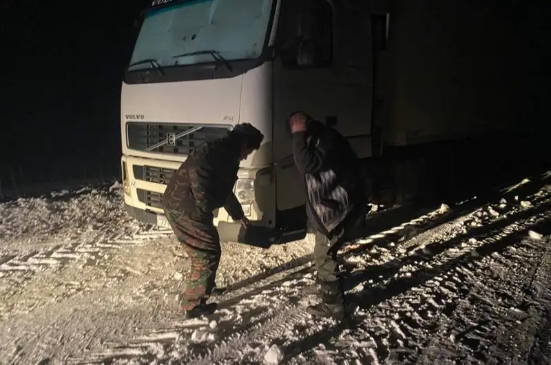 Замерзающего в степи дальнобойщика из Азербайджана спасли в Костанайской области