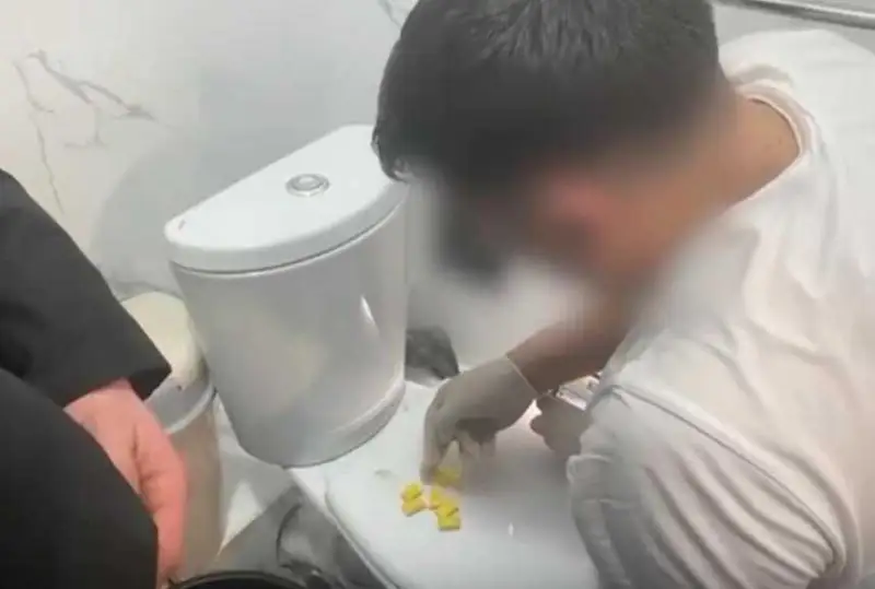 Elordada asa iri kólemde sıntetıkalyq esirtki saqtaǵan adam ustaldy