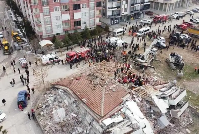 Túrkııada sońǵy jer silkinisinen keıin úıindi astynan 32 adam qutqaryldy