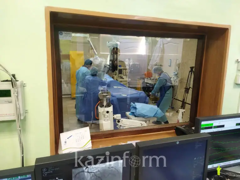 الماتىدا كارديولوگتار جۇرەككە بىرەگەي وپەراتسيا جاسادى