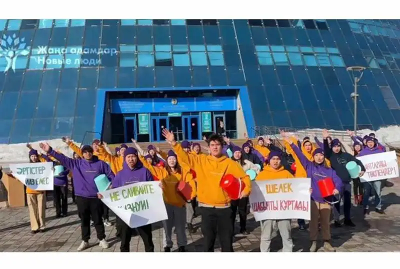 Молодые активисты провели флешмоб из-за протекающей крыши КазНУИ