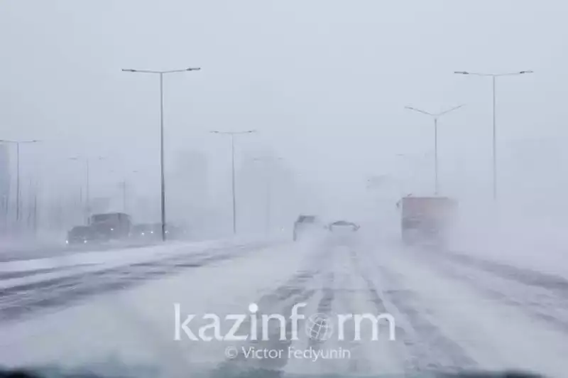 Aqtóbede boran kúsheıip, birneshe baǵytta jol jabyldy