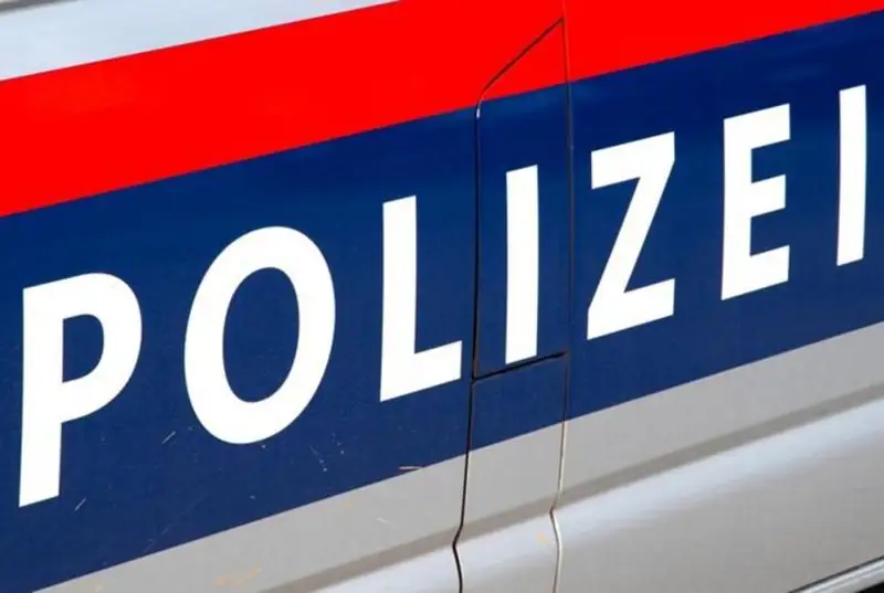 Avstrııada áıel 12 jasar balasyn ıttiń uıasyna qamap ustap, tamaq bermeı azaptaǵan