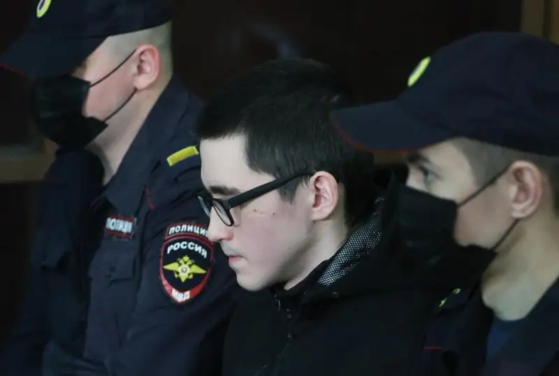 Қозон мактабида отишма содир этган Ильназ Галявиев умрбод қамоқ жазосига ҳукм қилинди