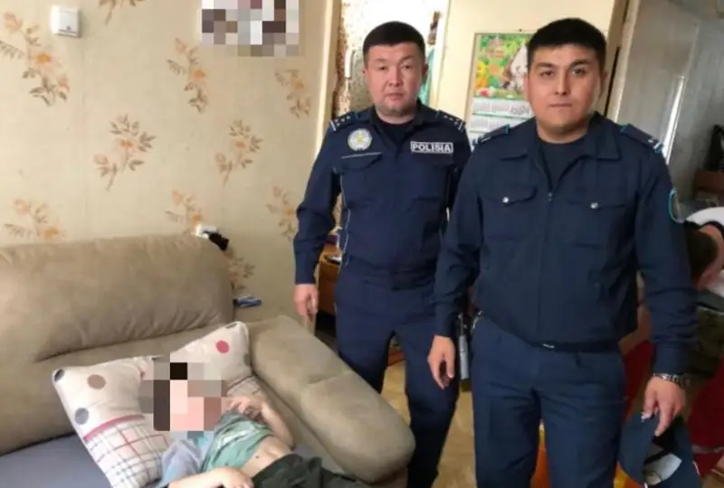 Qyzylordalyq polıtseıler ekinshi qabattan qulaǵaly turǵan sábıdi qutqardy