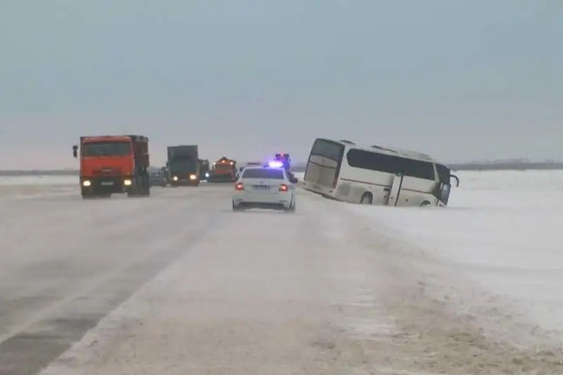 Два человека погибли при столкновении рейсового автобуса и грузовика  в Алтайском крае