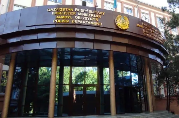 Tarazda bıik ǵımarattan sekirip ketken qyz bala jansaqtaý bólimine jatyr