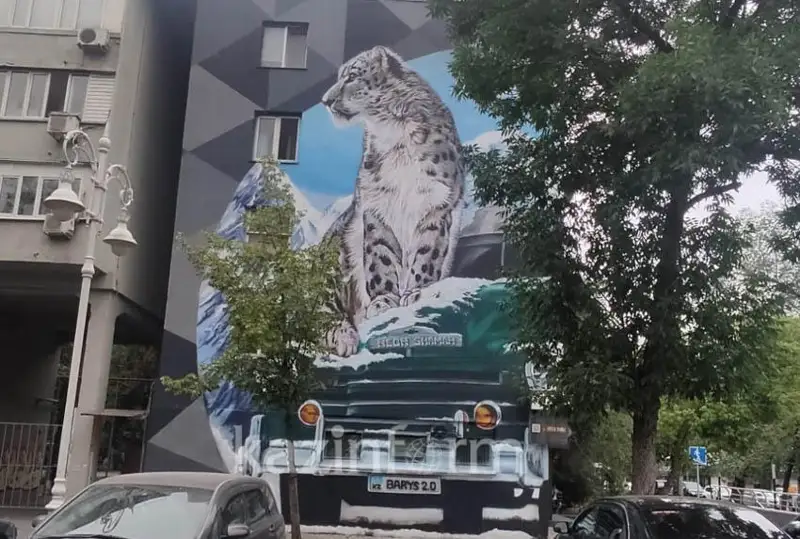 Мурал с изображением снежного барса восстановили в Алматы