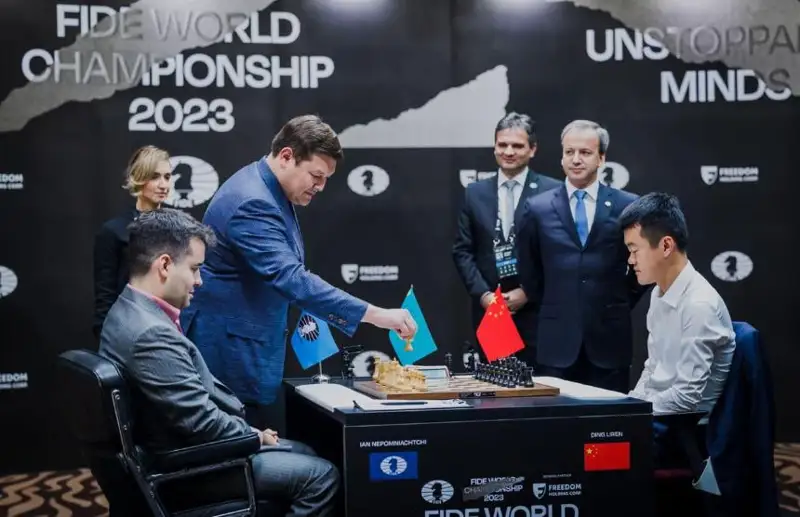 Аркадий Дворкович и Асхат Оралов сделали первый символический ход в партии между Непомнящим и Лижэнем