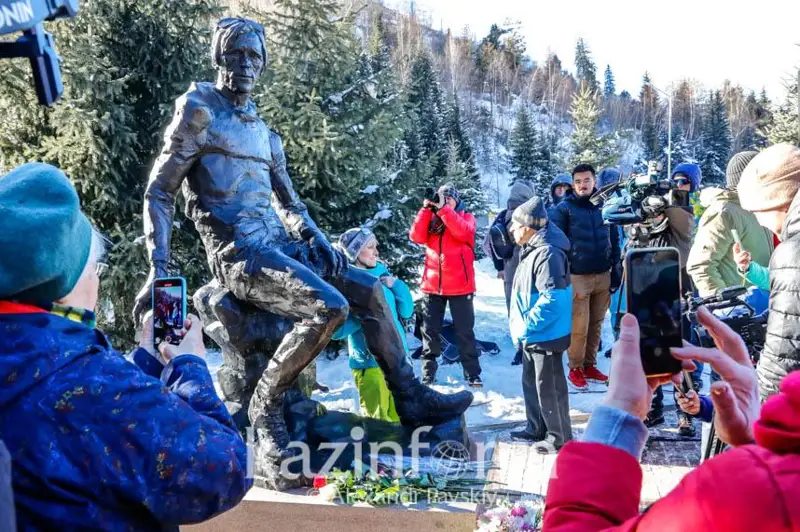 На Медео появилась скульптура известного альпиниста Анатолия Букреева