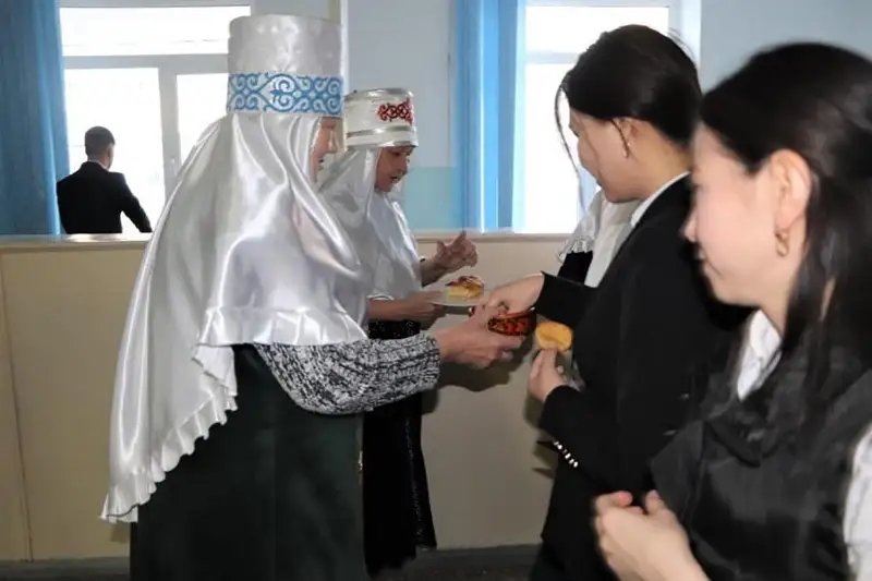 Saılaýda Kentaýdyń aq ájeleri naýryz kóje taratty
