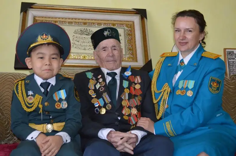 97-летнего фронтовика-танкиста Исмагилла Галиуллина поздравили военнослужащие Карагандинского гарнизона