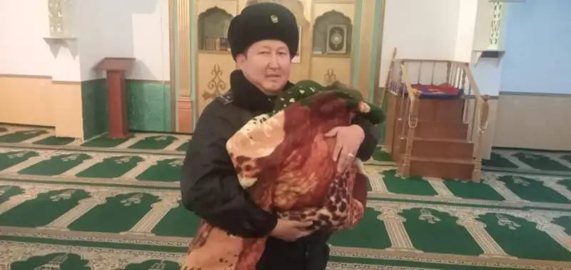 Qarataýda jumbaq jaǵdaıda joǵalǵan 2 jasar búldirshin meshitten tabyldy