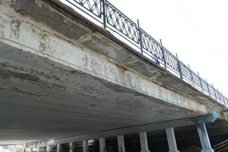 Almatyda Esentaı ózeni arqyly ótetin kópir 1 qyrkúıekte paıdalanýǵa beriledi
