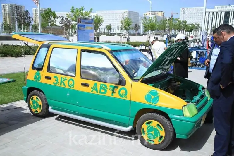 تۇركىستان وبلىسىندا كوللەدج ۇستازدارى ەسكى كولىكتەن ەلەكتروموبيل قۇراستىردى - فوتو