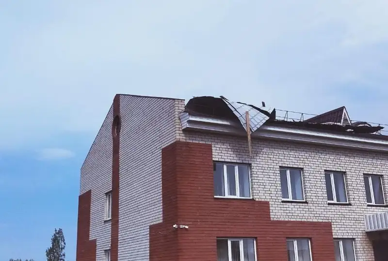 БҚО-да күшті жел ғимараттар шатырын ұшырып әкетті