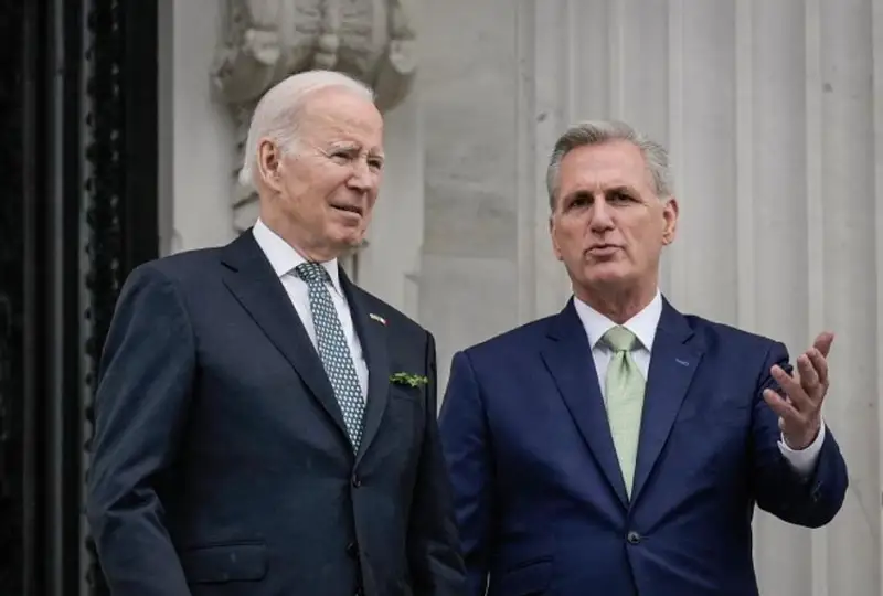 Байден и спикер палаты представителей достигли договоренности по потолку госдолга США
