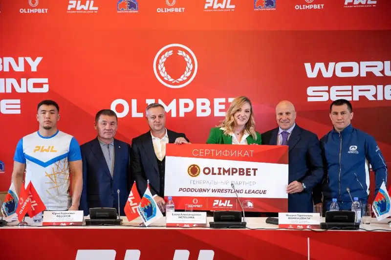 Борцы Роман Власов и Акжол Махмудов провели дуэль взглядов перед встречей в Алматы