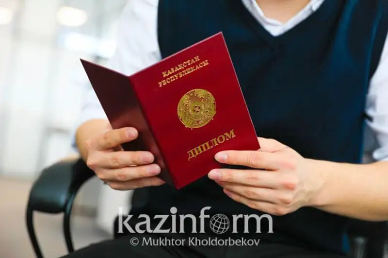 Казахстанские школьники смогут получить диплом колледжа одновременно с аттестатом