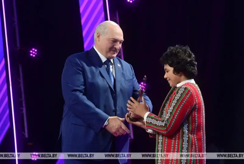 Лукашенко вручил Гран-при детского конкурса «Витебск» казахстанскому исполнителю Шерхану Арыстану