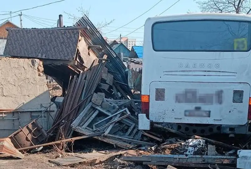 وسكەمەندە اۆتوبۋس جەر ۇيگە سوعىلدى