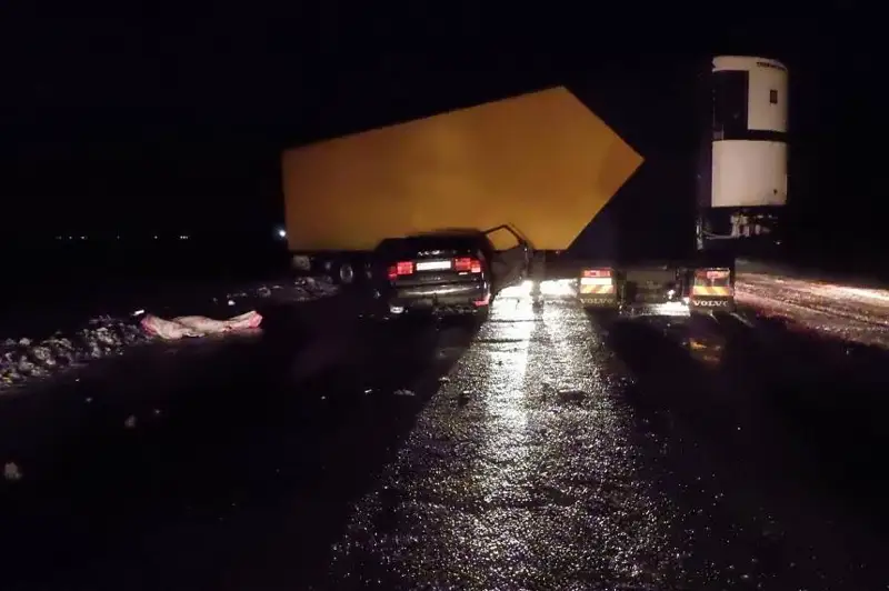 Грузовик и легковое авто столкнулись на трассе в ЗКО: один человек погиб, трое пострадали