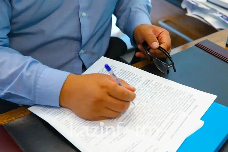 Birinshi prezıdentke qatysty konstıtýtsııalyq emes zańdardyń keıbiri transformatsııalanady - depýtat