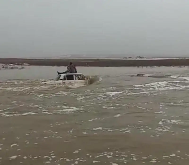 تاسقىن سۋ ورتاسىندا قالعان جۇكتى ايەل مەن بالانى اۋىل اكىمى بەلىنە ارقان بايلاپ الىپ شىقتى