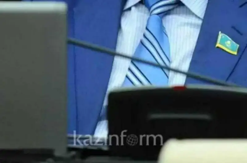 ەرلان قوشانوۆ: وزەكتى ماسەلە بويىنشا جۋرناليستەرگە سۇحبات بەرۋ - دەپۋتاتتىڭ باستى مىندەتتەرىنىڭ ءبىرى