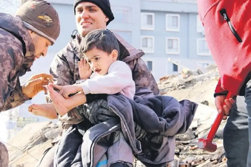 Пятилетнего ребенка достали из-под завалов спустя 52 часа в Турции