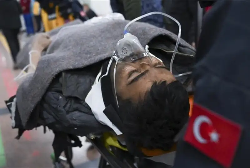 Túrkııadaǵy zilzala: 261 saǵat ótkende úıindi astynan eki adam aman tabyldy