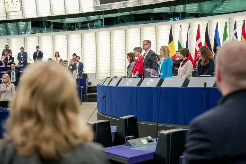 ەۋروپارلامەنت سەربياداعى قاندى وقيعا قۇرباندارىن ءبىر مينۋت ۇنسىزدىكپەن ەسكە الدى