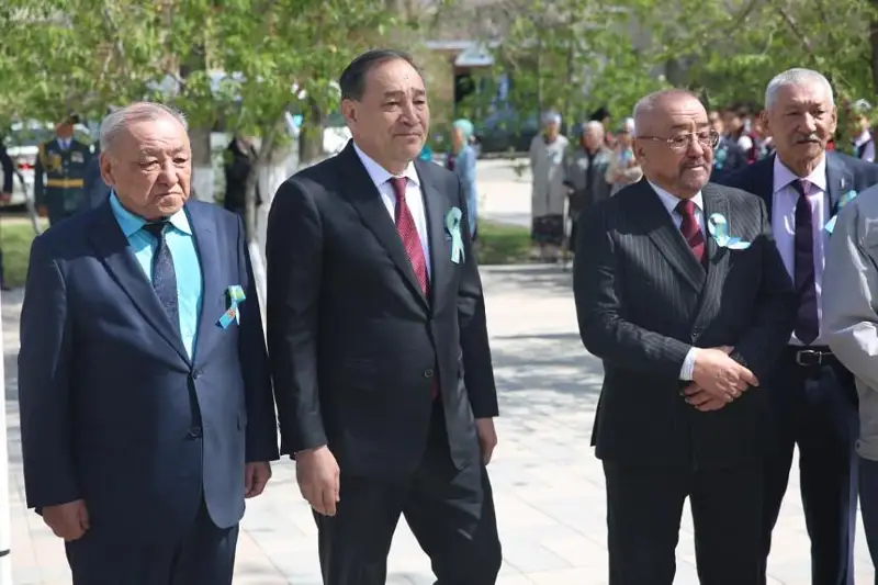 Ералы Тугжанов возложил цветы к памятнику поэта Толегена Айбергенова