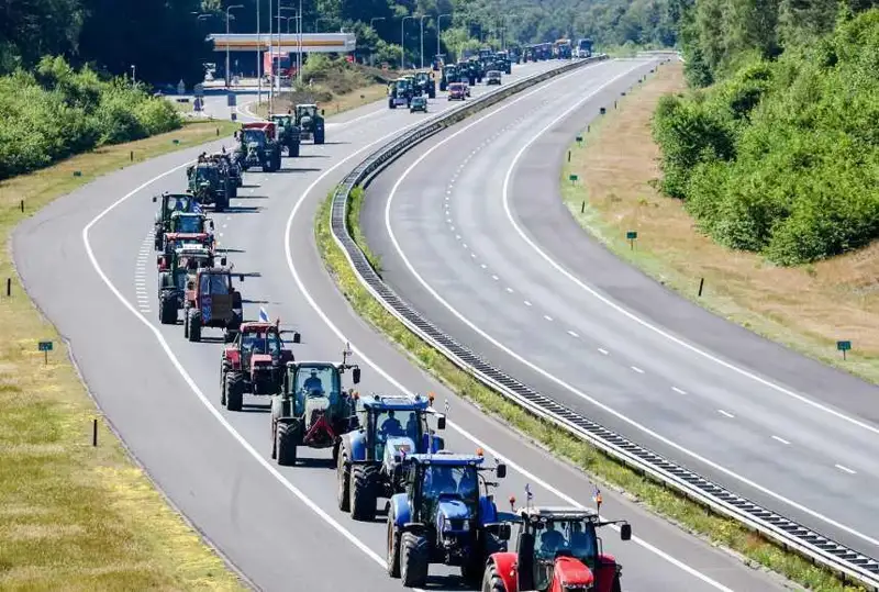 Belgııa fermerleri qarsylyq aktsııasyna traktormen shyqty