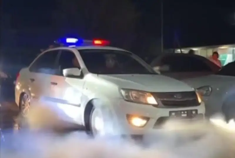 قازىعۇرتتا ەكى كولىك ءتۇرلى-ءتۇستى ماياك ورناتىپ، تىركەۋ ءنومىرىنسىز توي كورتەجىندە جۇرگەن