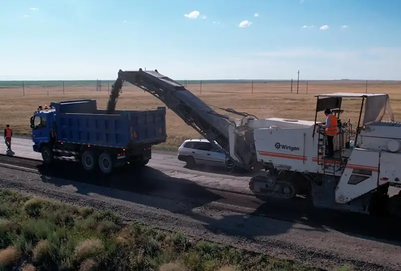 Дорожники устраняют дефекты на автодороге «Актобе-Хромтау-Карабутак»