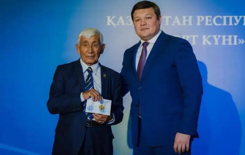 Ряд казахстанцев наградили за вклад в развитие спорта