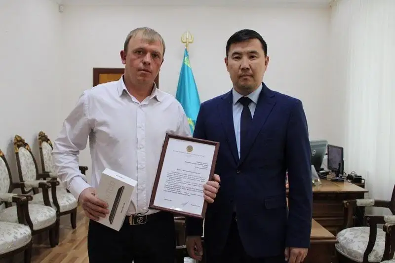 Спасшего человека при пожаре работника дома культуры поблагодарил Асхат Оралов