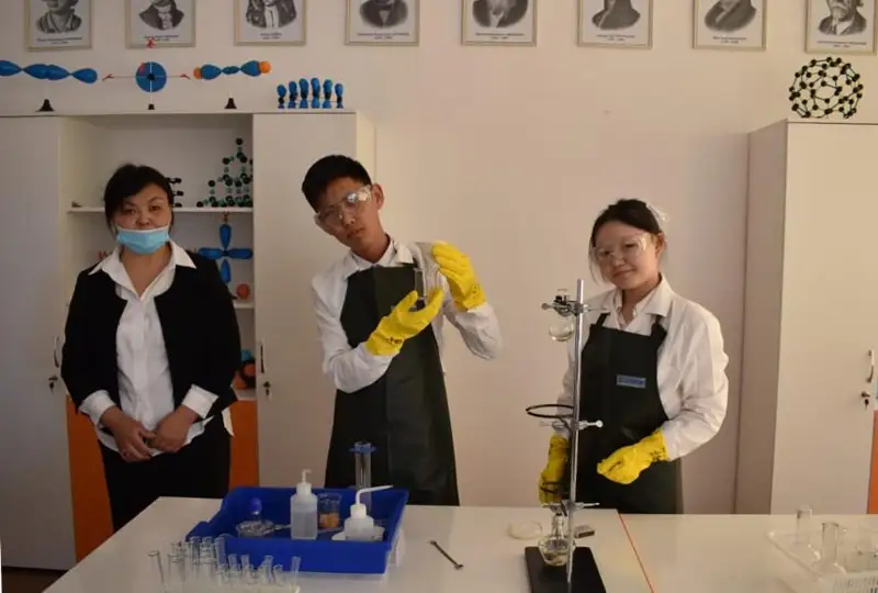 Фонд «Қазақстан халқына»: STEM-лаборатория и телестудия появились в селе Жамбылской области