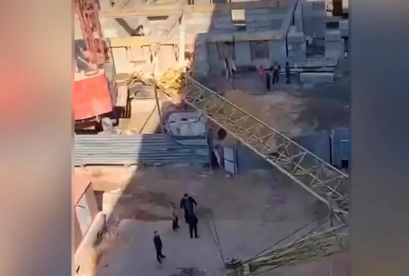 Kókshetaýda kran qulap, bir adam kóz jumdy