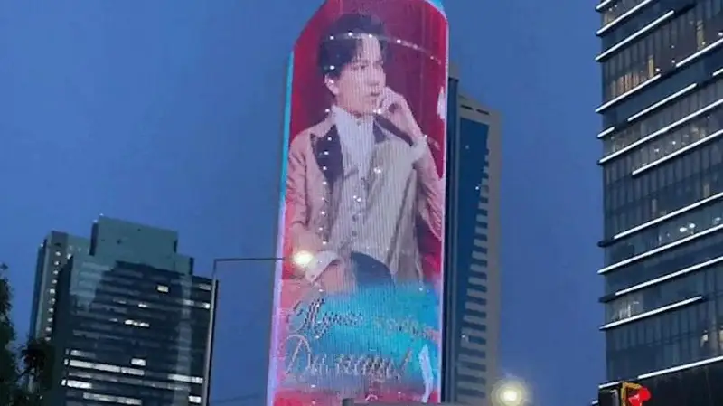 Телеканал Jibek Joly запустил ролик в честь дня рождения Димаша Кудайбергена в центре Астаны