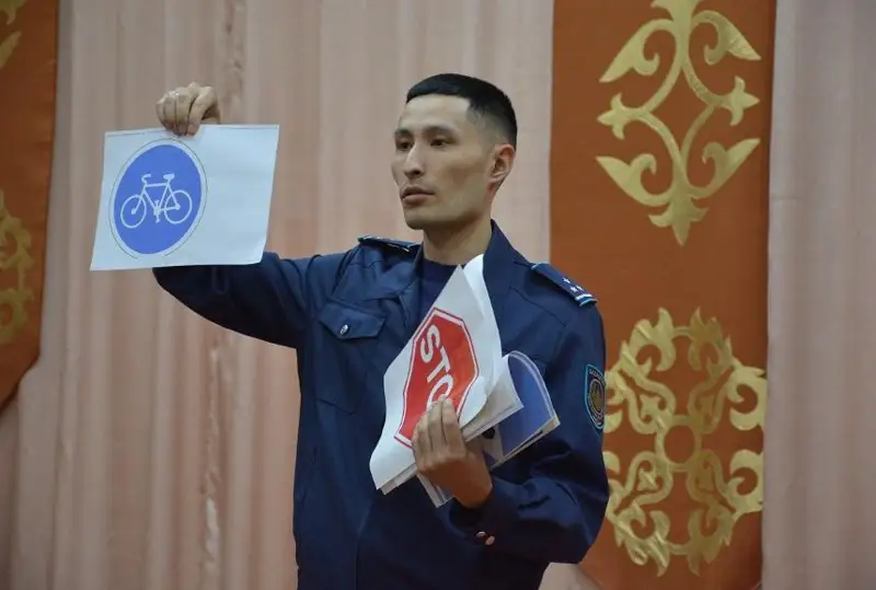 SQO polıtseıleri oqýshylarǵa jol retteýshisiniń belgilerin úıretip jatyr