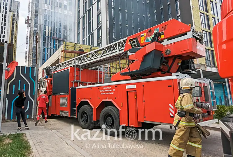 В центре левого берега Астаны горит строящийся жилой комплекс
