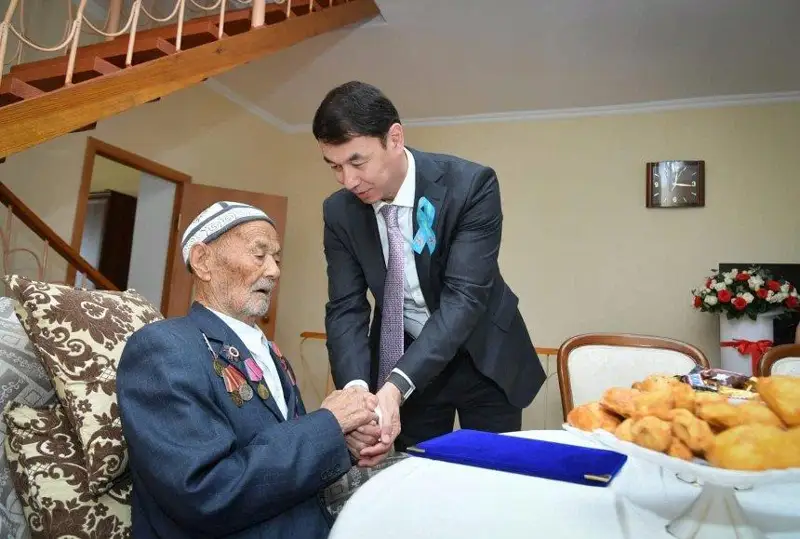 Darhan Satybaldy ekinshi dúnıejúzilik soǵysynyń ardagerine qurmet kórsetti
